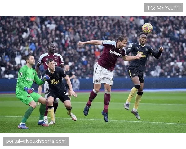 曼联对阵西汉姆联1-1:客场连续三场不胜铁锤帮的战术匹配问题 曼联对阵西汉姆联1-1:客场连续三场不胜铁锤帮的战术匹配问题